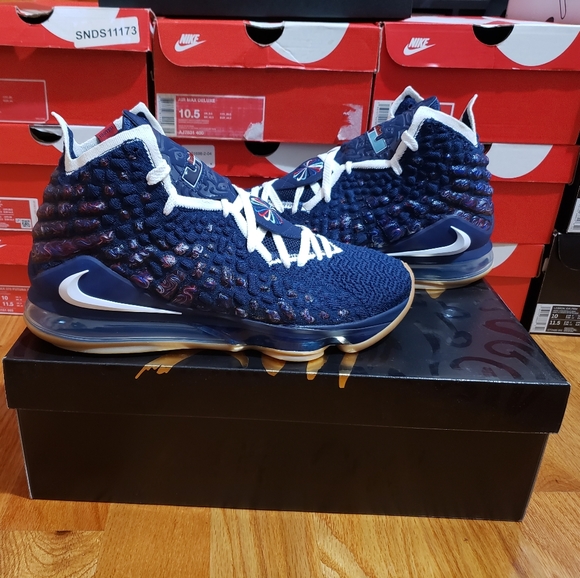 NIKE Lebron XVII- DT. Size 10 - Picture 4 of 9